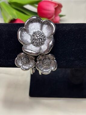 Vintage Floral Statement
Hinge Bangle Bracelet - Silver
Tone Textured Petals